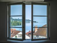 PaXretro Holzfenster im Baudenkmal mit Blick auf See