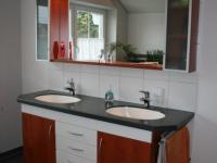 Waschtisch mit Schrank und Spiegel