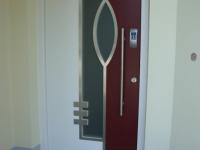 Haustür weiß und rot mit Ornamentglas