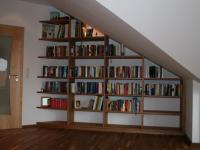 Bücherregal unter Dachschräge 