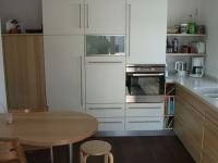 Einbauküche weiß und Holzoptik