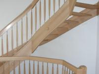 Holztreppe über zwei Etagen