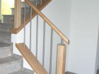 Steintreppe mit Holz-Metall-Geländer