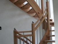 Treppe aus Holz mit Metallkugeln 