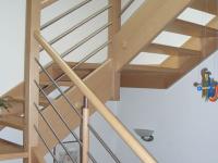 Holztreppe mit Metallstreben im Geländer