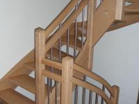 Holztreppe mit zweigeteiltem Geländer