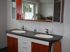Waschtisch mit Schrank und Spiegel