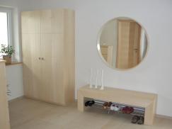 Schrank und Sitzbank aus Ahorn
