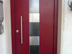 Holz-Haustür rot mit Stangengriff