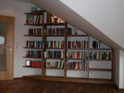 Bücherregal unter Dachschräge 
