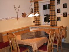 Esstisch mit Eckbank und Stühlen