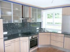 Küche Holz mit Arbeitsplatte aus Stein