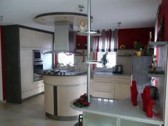 Küche mit runder Kücheninsel