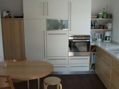 Einbauküche weiß und Holzoptik