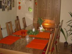 Esstisch und Schrank