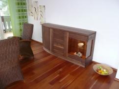 Sideboard mit Glasscheibe