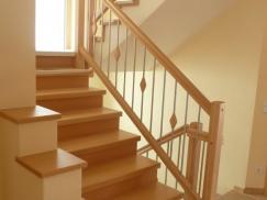 Holz-Stein-Treppe