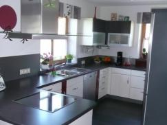 Küche mit weißer Front und dunkler Arbeitsplatte