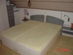 Doppelbett mit Nachttisch