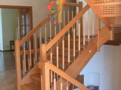 Treppe mit Gitter zwischen den Stufen