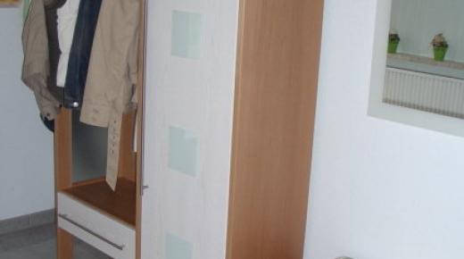 Garderobe mit Schrank