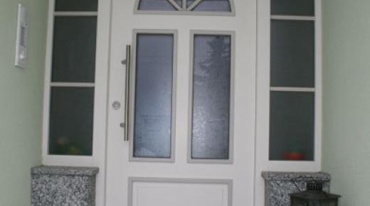 Haustür in weiß mit Seitenteilen und Oberlicht 