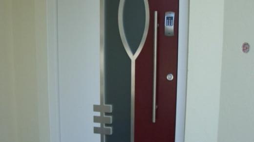 Haustür weiß und rot mit Ornamentglas