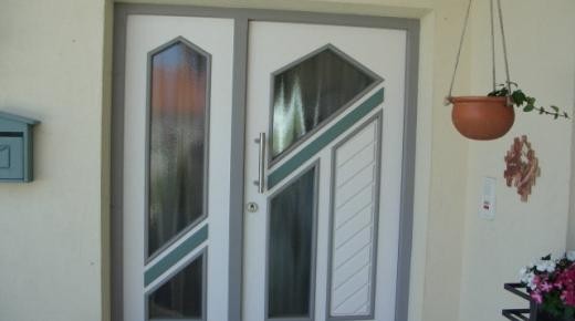 Haustür mit Seitenteil verglast in weiß, grau und grün