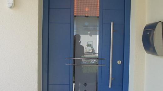 Haustür blau mit Milchglas