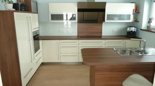 Einbauküche creme Farben mit dunklem Holz