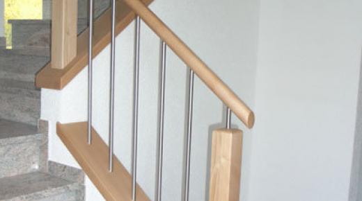 Steintreppe mit Holz-Metall-Geländer
