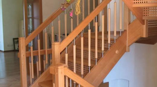 Treppe mit Gitter zwischen den Stufen