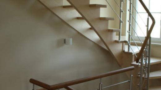 helle Treppe mit Geländer aus Holz und Metall