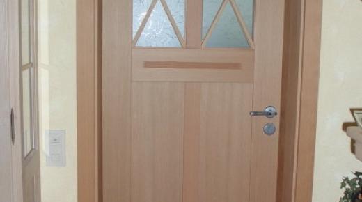 Zimmertüre mit Verglasung und Belüftung