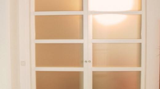 zweiflügelige Schiebetür in weiß mit Ornamentglas