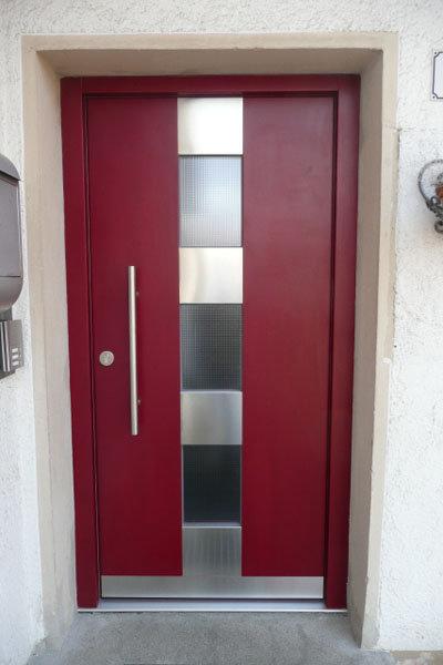 Holz-Haustür rot mit Stangengriff