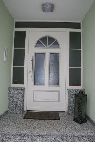 Haustür in weiß mit Seitenteilen und Oberlicht 