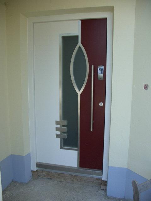 Haustür weiß und rot mit Ornamentglas