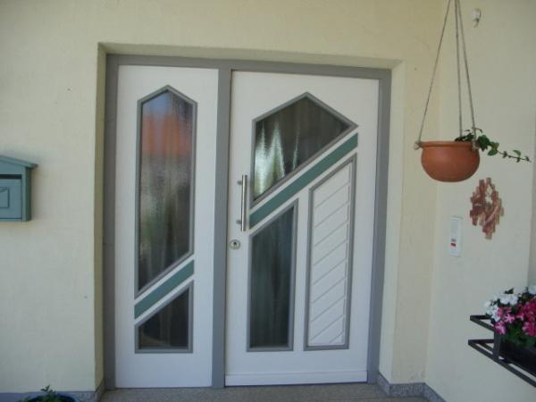 Haustür mit Seitenteil verglast in weiß, grau und grün