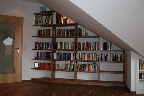 Bücherregal unter Dachschräge 