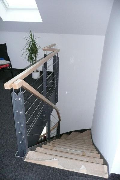 Treppe mit Holz-Metall-Geländer