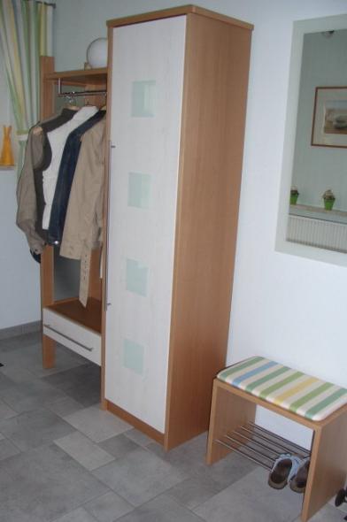 Garderobe mit Schrank