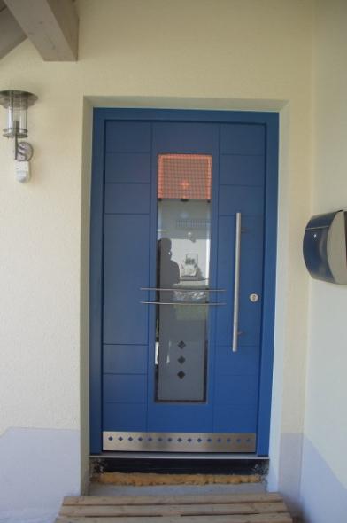 Haustür blau mit Milchglas