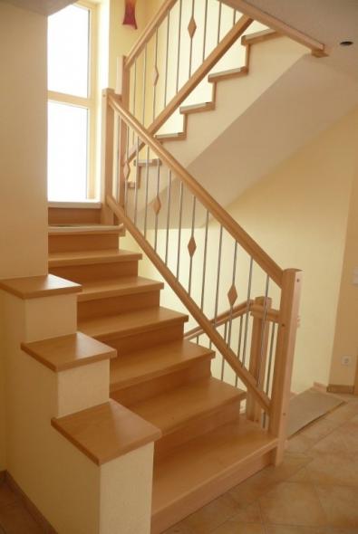 Holz-Stein-Treppe