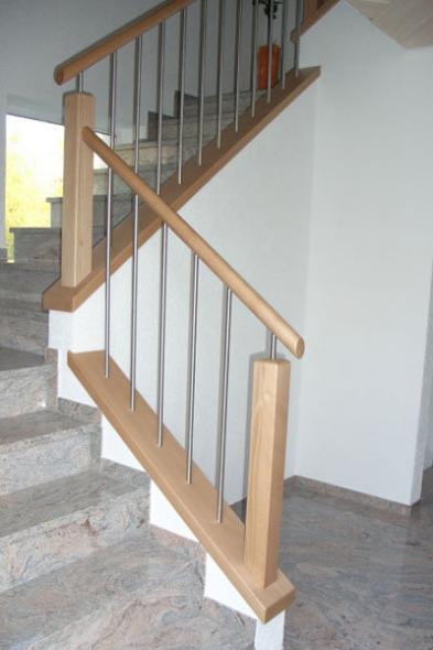 Steintreppe mit Holz-Metall-Geländer